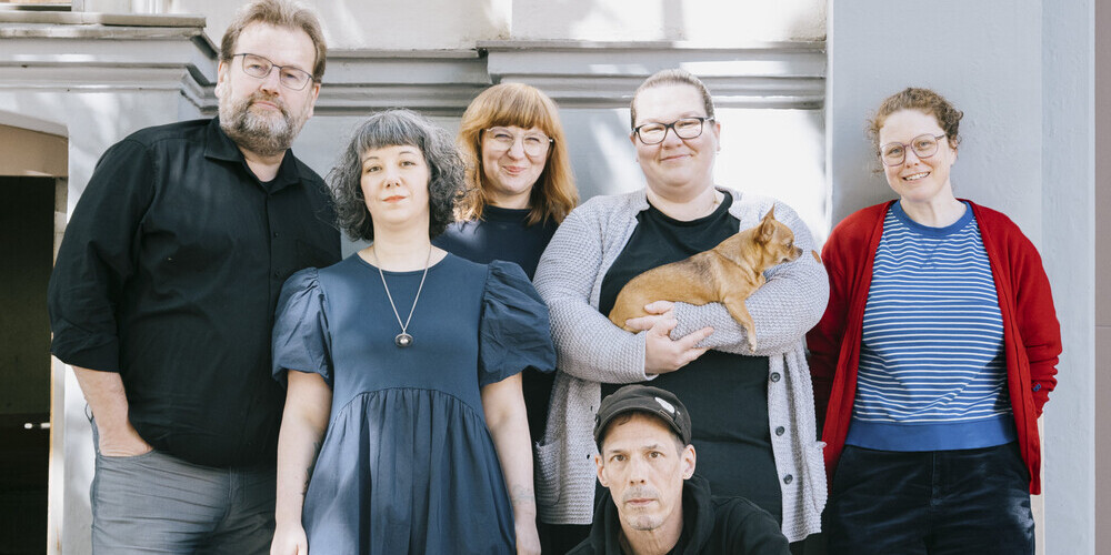 Tickets PUBLIC VIEWING: Esther Becker »Notfallkontakte« + »Verbrecher Verlag Geschichte« + 30 Jahre Verbrecher Verlag Jubiläums-Party , Mit Anke Stelling, Kristine Listau, Jörg Sundermeier und Autor*innen des Verbrecher Verlags in Berlin
